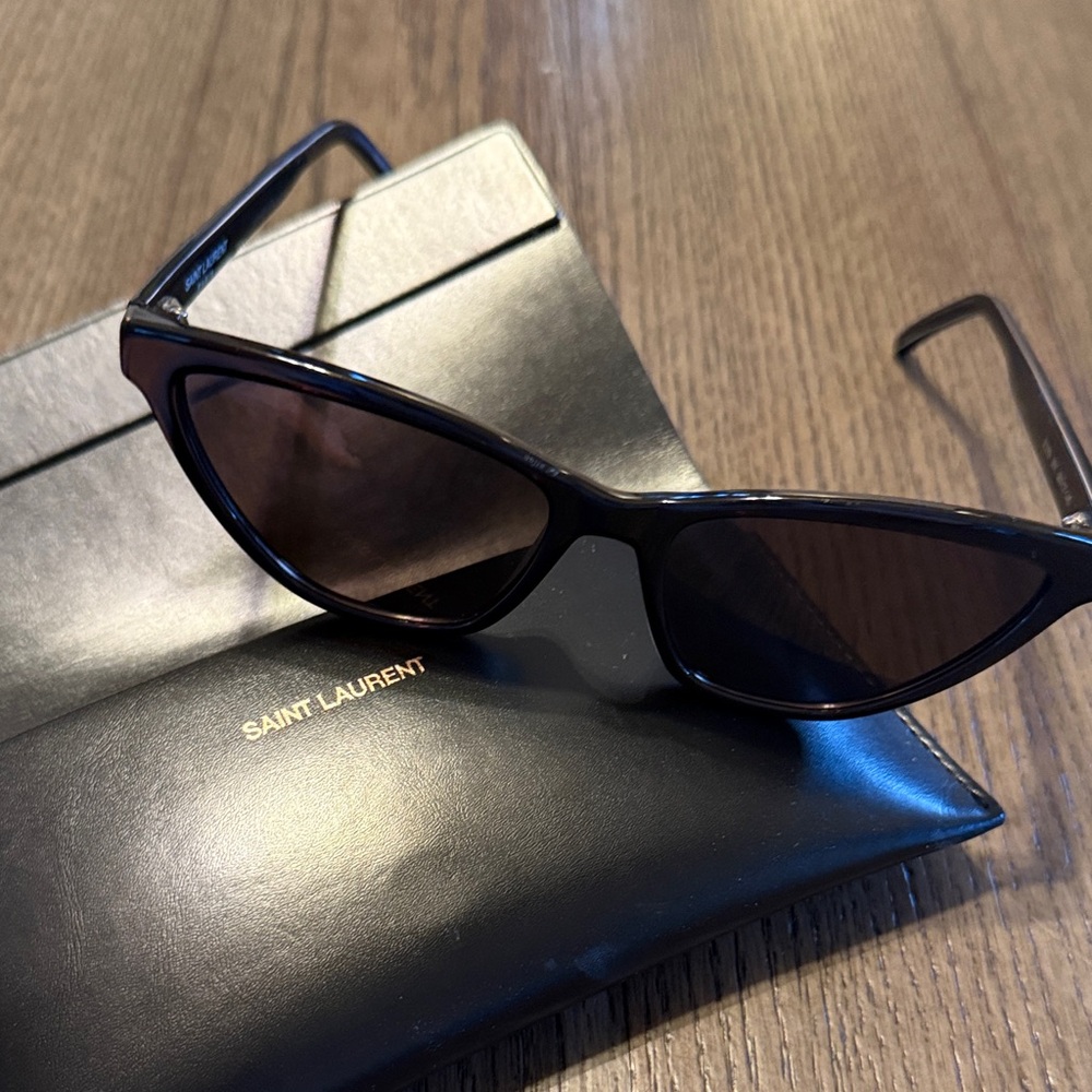 Saint Laurent genuine Black Cat-Eye Sunglasses with Dark Lenses no scratche